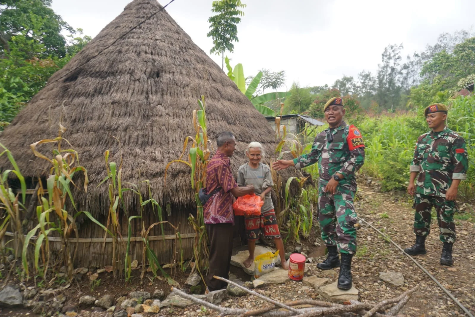 Satgas Pamtas RI-RDTL Yonarhanud 15/DBY Berbagi Kasih Jelang Natal