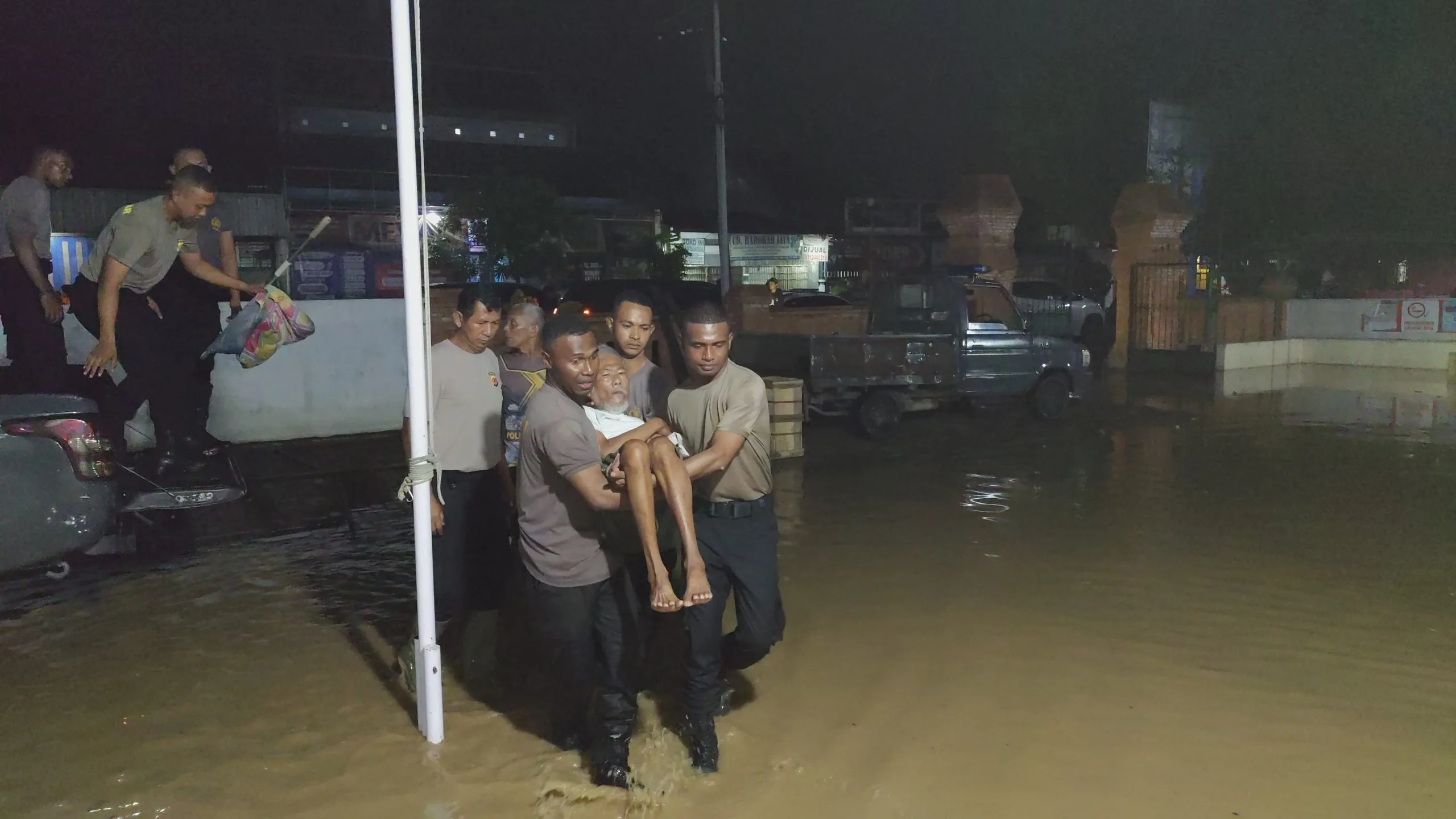 Hujan Deras Picu Banjir di Kota Cirebon, Warga Kritik BBWS dan Pemkot Soal Bangunan Liar di Sepadan Sungai