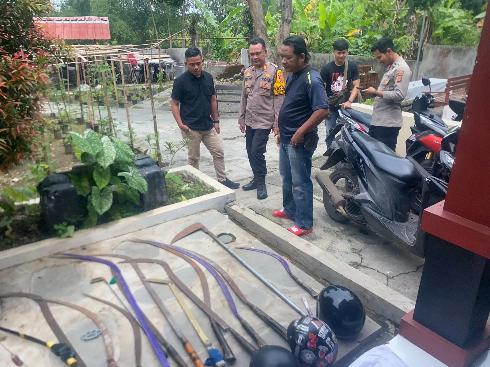 Polisi Grebek Markas Geng Motor  di Sumberjaya, Belasan Senjata Tajam Ditemukan