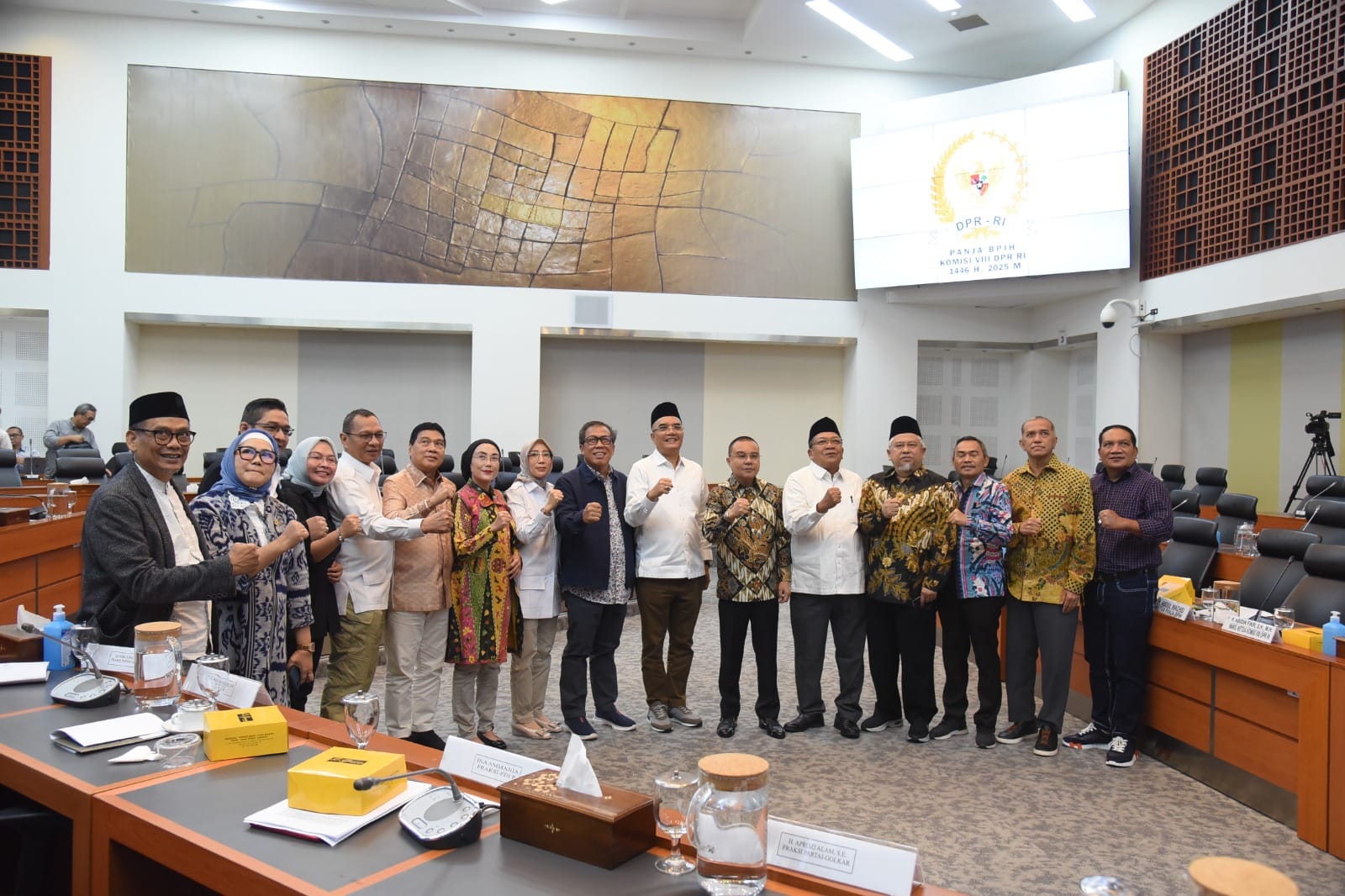 Wakil Ketua DPR RI Sufmi Dasco Ahmad dalam foto bersama usai memimpin rapat koordinasi dengan Komi20250107133516