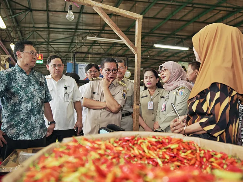 Gubernur DKI Jakarta Tinjau Pasar Induk Kramat Jati, Pastikan Stok Pangan Aman Jelang Idulfitri