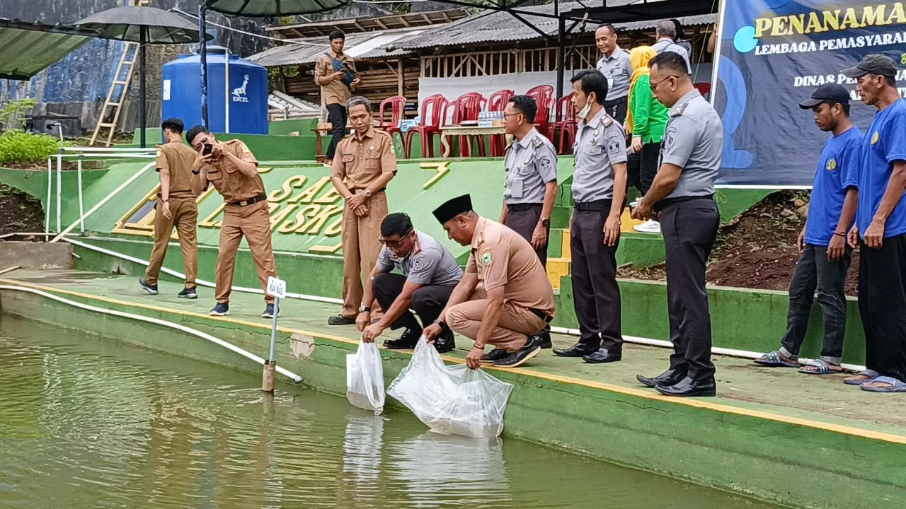Lapas Kuningan Tebar 11 Ribu Benih Ikan, Dukung Ketahanan Pangan dan Kemandirian Warga Binaan