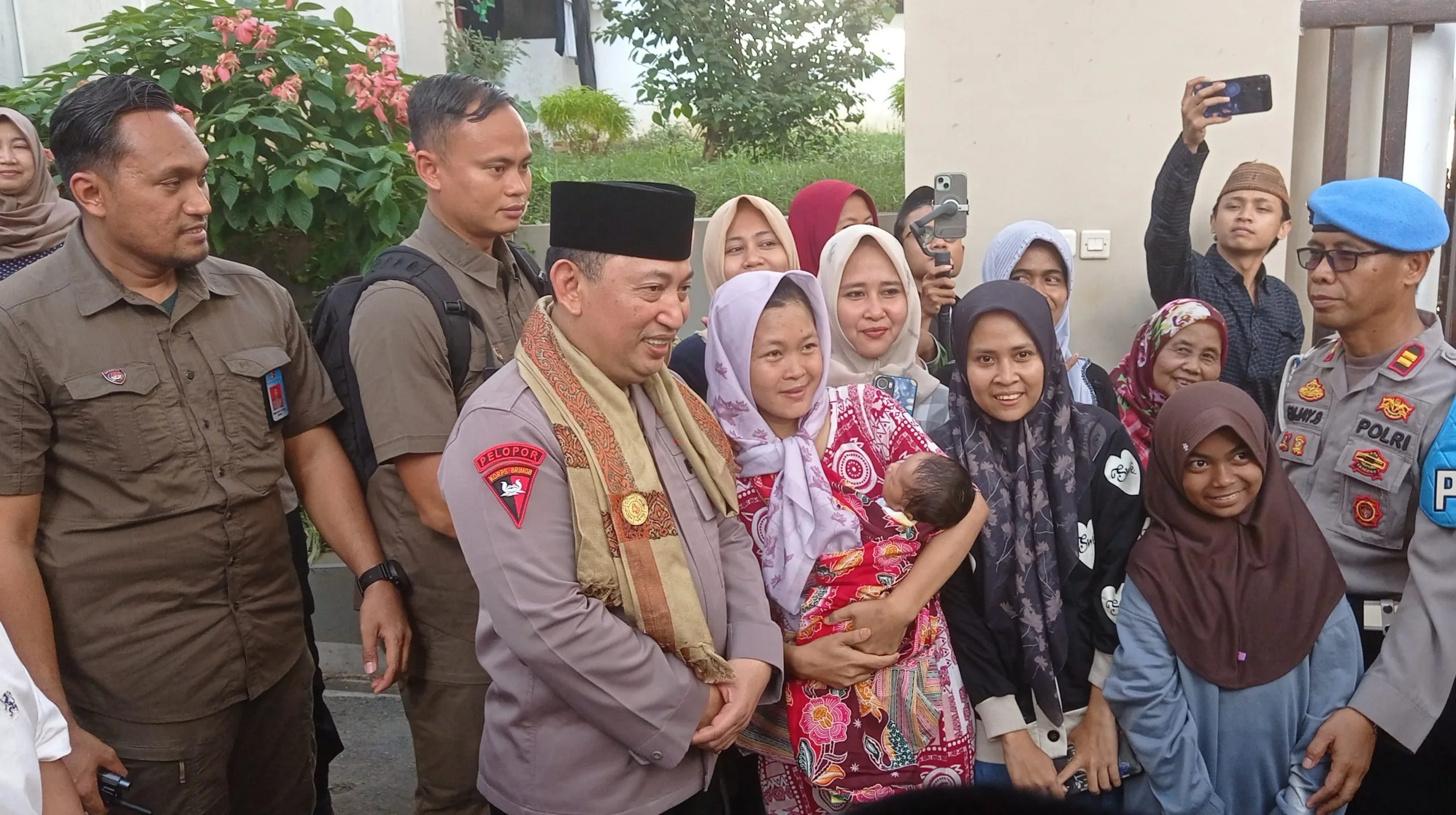 Kehadiran Kapolri di Cirebon Jadi Magnet Ibu-Ibu: Dari Doa Ulama hingga Foto Bareng