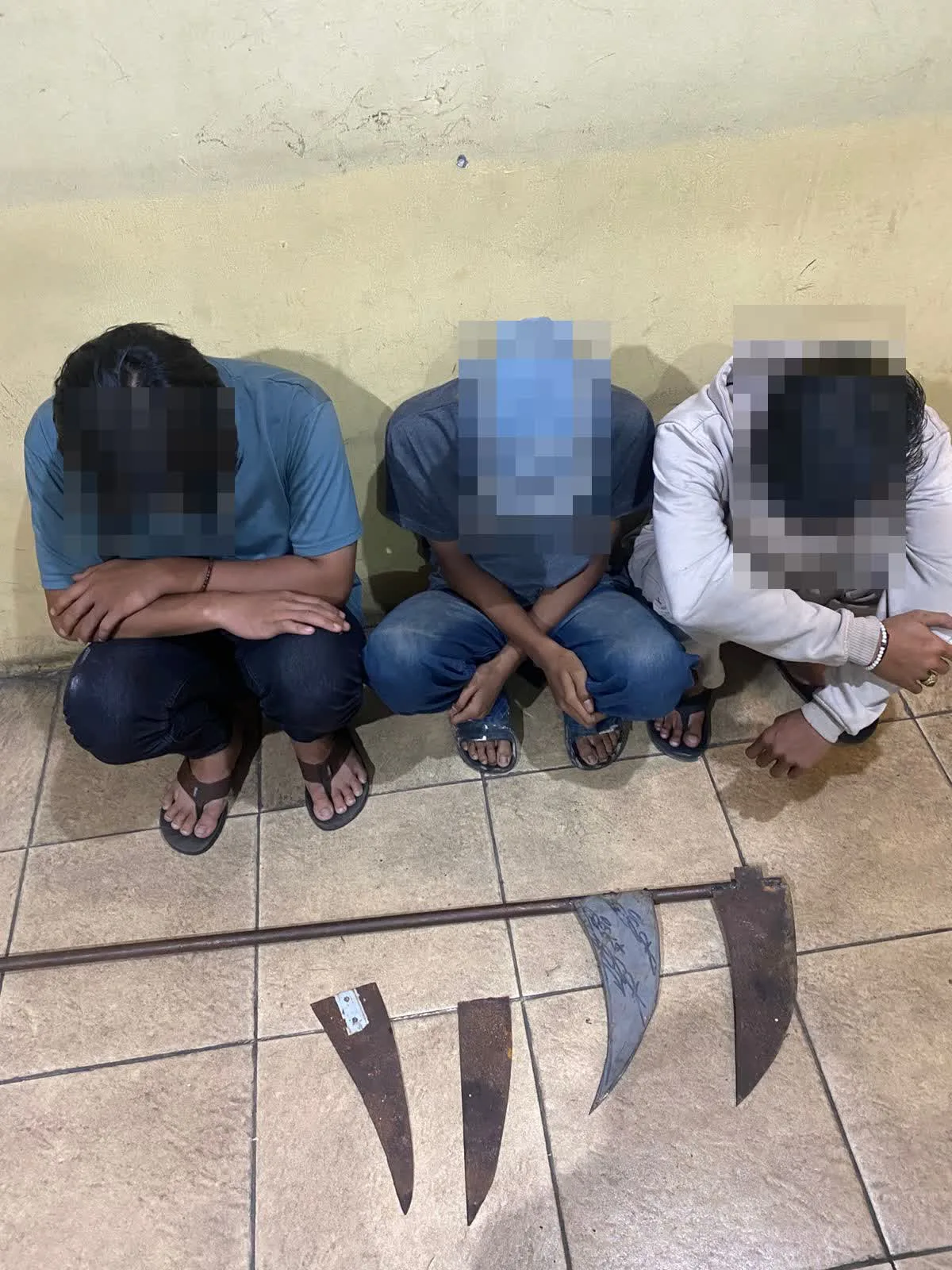 Gagalkan Tawuran Konten, Tim Maung Presisi Polres Cirebon Kota Amankan Tiga Pemuda Bersenjata Tajam