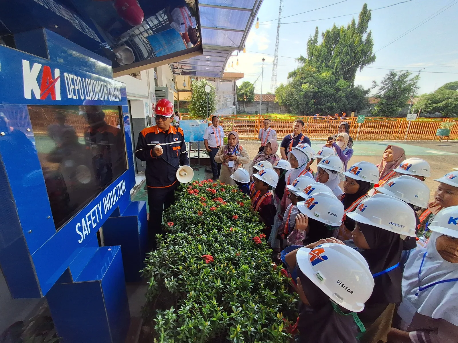 KAI Daop 3 Cirebon Gelar Edutrain untuk Anak Sekolah dan LKSA
