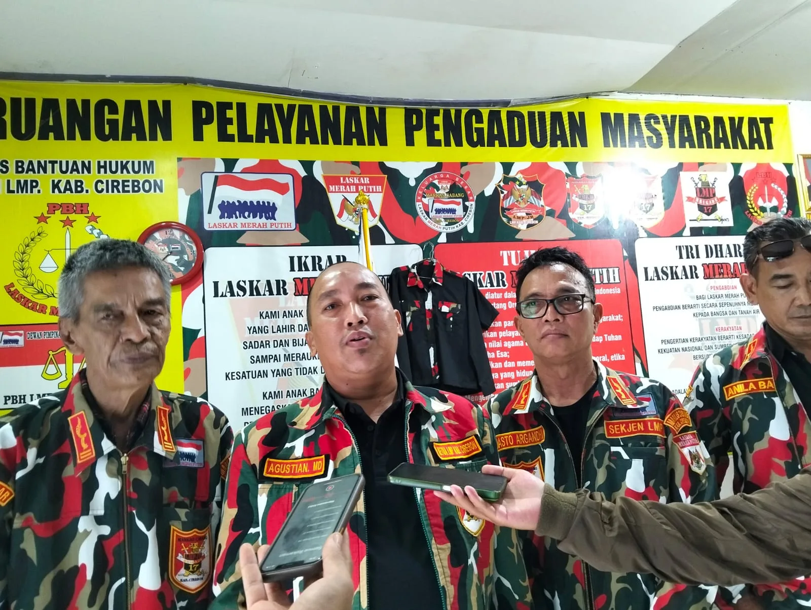 Kebijakan Revitalisasi Kantor Kejari Sumber Disorot, LMP Cirebon: Jalan Rusak Lebih Mendesak