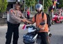 Tumbuhkan Rasa Nasionalisme, Sat Samapta Polres Belitung Timur Bagikan Bendera Merah Putih kepada Pengendara