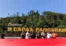 Polres Sumedang Bentangkan Bendera Sepanjang 1 Kilometer di Cadas Pangeran