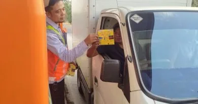 Foto III Pembagian Buku Saku Cipali BUSALI Kepada Pengemudi Truk