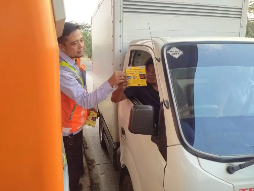 Foto III Pembagian Buku Saku Cipali BUSALI Kepada Pengemudi Truk