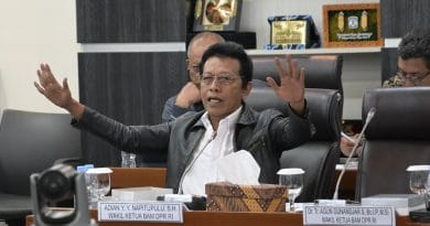 Wakil Ketua Badan Aspirasi Masyarakat DPR RI Adian Napitupulu saat mengikuti Rapat Dengar Pendapat U20251119150911