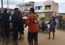 Polisi Tenangkan Korban Banjir di Kualasimpang dengan Pembagian Makanan