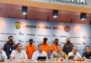 Tiga pelaku rencana kerusuhan bermodal bom molotov saat diamankan polisi Polda Metro Jaya dalam konferensi pers. Jaenal