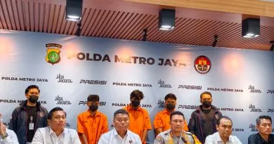 Tiga pelaku rencana kerusuhan bermodal bom molotov saat diamankan polisi Polda Metro Jaya dalam konferensi pers. Jaenal