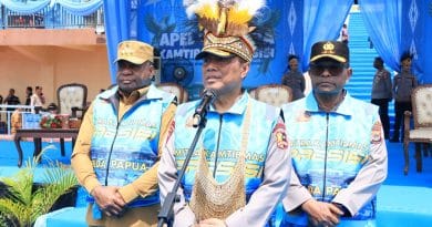 Wakapolri Komjen Pol Dedi Prasetyo meninjau pameran UMKM dan kegiatan bakti sosial usai Apel Mitra Kamtibmas Presisi di Jayapura. Jaenal