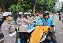 Polda Metro Jaya Bagikan 500 Paket Bantuan untuk Ojol dan PHL lewat Jumat Peduli