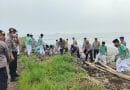 Polres Cirebon Kota Ajak 150 Pelajar Bersih-Bersih Pantai Kejawanan, Edukasi Lingkungan Sejak Dini