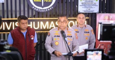 Kadiv Humas Kepolisian Negara Republik Indonesia, Johnny Eddizon Isir, menyampaikan keterangan pers terkait mutasi dan rotasi 54 Pati dan Pamen Polri Februari 2026.