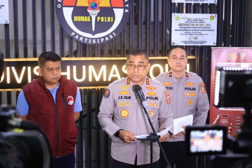 Kadiv Humas Kepolisian Negara Republik Indonesia, Johnny Eddizon Isir, menyampaikan keterangan pers terkait mutasi dan rotasi 54 Pati dan Pamen Polri Februari 2026.