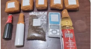 Petugas Polsek Medan Satria menunjukkan barang bukti tembakau sintetis seberat 1,3 kilogram hasil operasi lintas wilayah.
