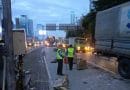 Truk Hino B-9840-UXW menabrak separator Busway di Jalan Gatot Subroto, Jakarta Selatan, menyebabkan kemacetan pagi hari
