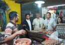 Petugas Subdit I Indag Ditreskrimsus Polda Metro Jaya mengecek harga dan stok beras serta minyak goreng di Pasar Rawamangun, Jakarta Timur, menjelang Idul Fitri 2026.