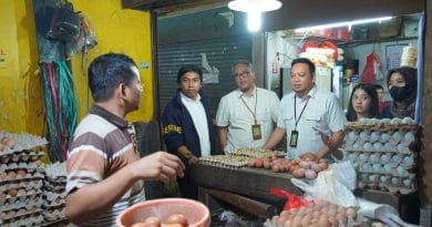Petugas Subdit I Indag Ditreskrimsus Polda Metro Jaya mengecek harga dan stok beras serta minyak goreng di Pasar Rawamangun, Jakarta Timur, menjelang Idul Fitri 2026.