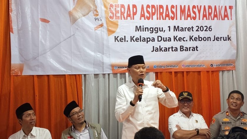 Anggota Komisi III DPR RI Fraksi PKS Adang Daradjatun saat memberikan sambutan dalam kegiatan reses di Kelurahan Kelapa Dua,