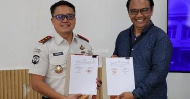 Kalapas Rutan Salemba dan Ketua STT Kingdom Jakarta berjabat tangan usai penandatanganan perjanjian kerja sama pembinaan rohani warga binaan di Aula Layanan Tahanan.