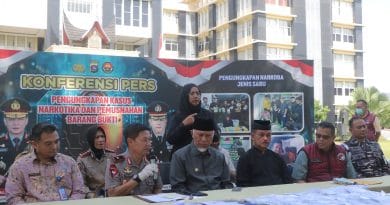 Petugas Polda Sumatera Barat memperlihatkan 6,42 kg sabu hasil penggerebekan di Terminal Bandara Minangkabau.