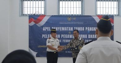 Kalapas Tangerang Beni Hidayat menyematkan tanda kenaikan pangkat kepada pegawai Lapas Kelas I Tangerang periode Februari 2026.