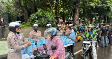 Personel Polda Metro Jaya membagikan paket sembako kepada pengemudi ojek online dalam kegiatan Jumat Peduli di wilayah Jabodetabek.