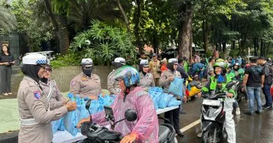 Personel Polda Metro Jaya membagikan paket sembako kepada pengemudi ojek online dalam kegiatan Jumat Peduli di wilayah Jabodetabek.