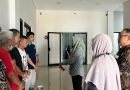 Perwakilan Kedutaan Malaysia menyerahkan kue hari raya kepada warga binaan di Lapas Kelas I Tangerang
