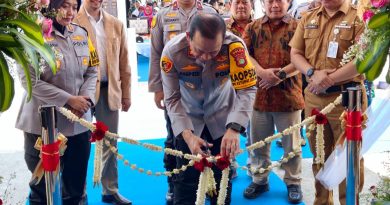 Kapolda Metro Jaya Asep Edi Suheri saat meresmikan Kantor Satpamobvit dan Polsek Babelan di Kabupaten Bekasi untuk meningkatkan pelayanan kepolisian.