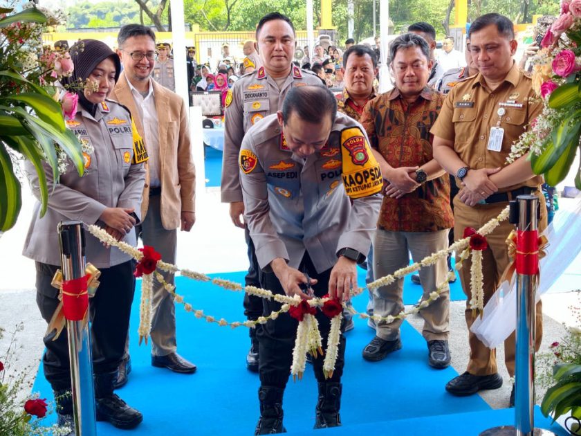 Kapolda Metro Jaya Asep Edi Suheri saat meresmikan Kantor Satpamobvit dan Polsek Babelan di Kabupaten Bekasi untuk meningkatkan pelayanan kepolisian.