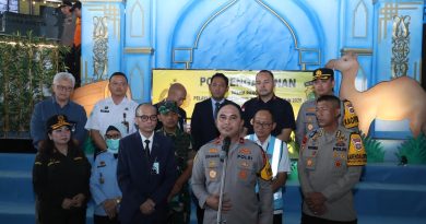 Wakapolda Metro Jaya Brigjen Pol. Dekananto Eko Purwono foto bersama petugas di Posyan Bandara Soetta saat Operasi Ketupat Jaya 2026.
