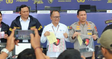 Kabidhumas Polda Metro Jaya bersama perwakilan BI menunjukkan barang bukti uang palsu Rp100 ribu.