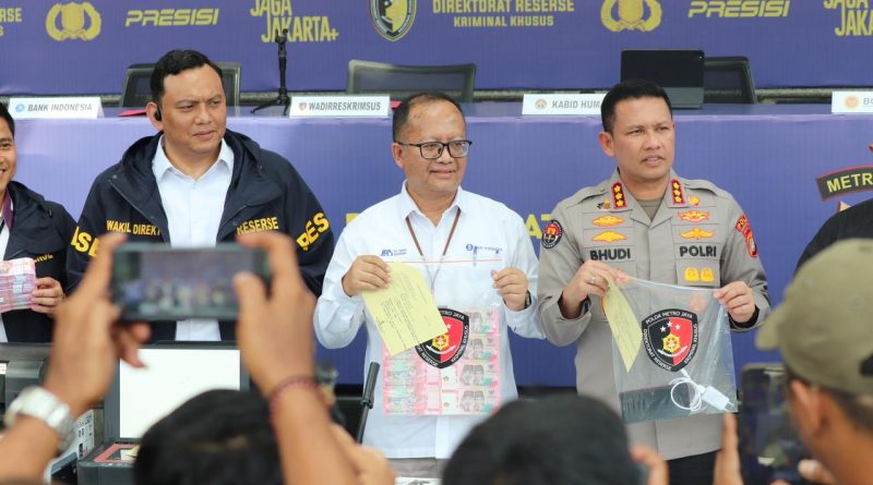 Kabidhumas Polda Metro Jaya bersama perwakilan BI menunjukkan barang bukti uang palsu Rp100 ribu.