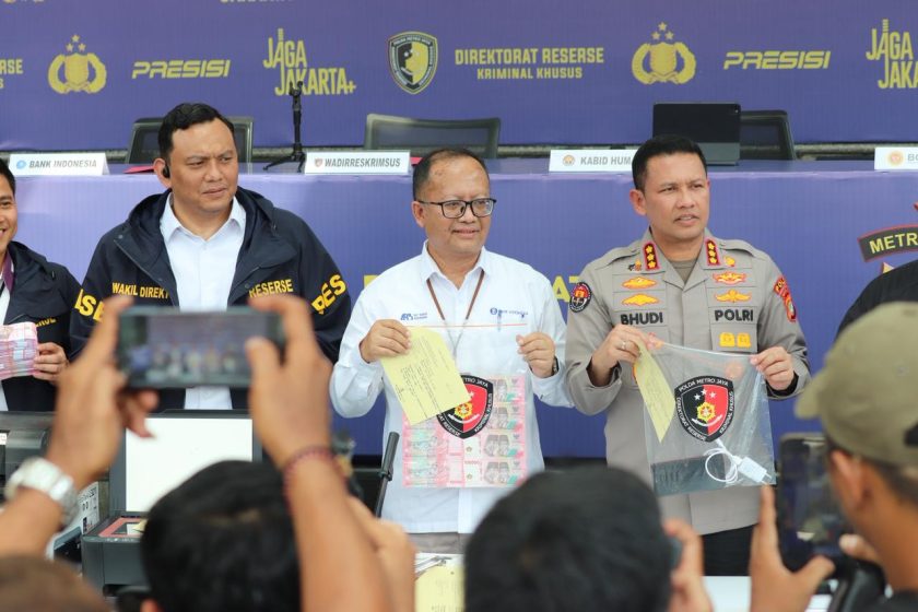 Kabidhumas Polda Metro Jaya bersama perwakilan BI menunjukkan barang bukti uang palsu Rp100 ribu.