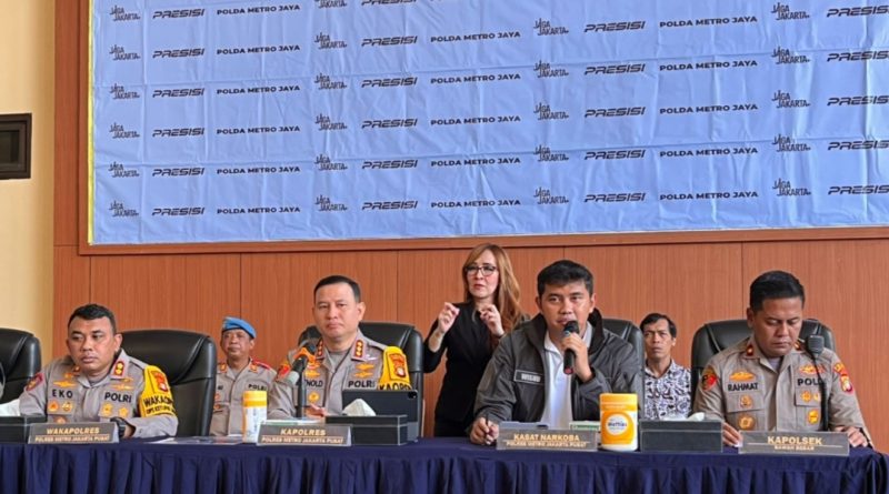 Barang bukti sabu 1,064 kg dan 1.694 butir ekstasi hasil tangkapan polisi di Terminal Senen Jakarta Pusat