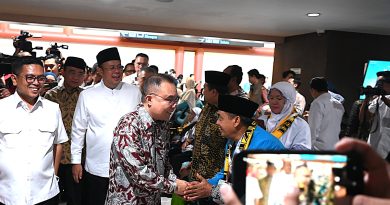 Wakil Ketua DPR RI Sufmi Dasco Ahmad saat melepas jemaah haji Indonesia tahun 1447 Hijriah kloter p20260422171117