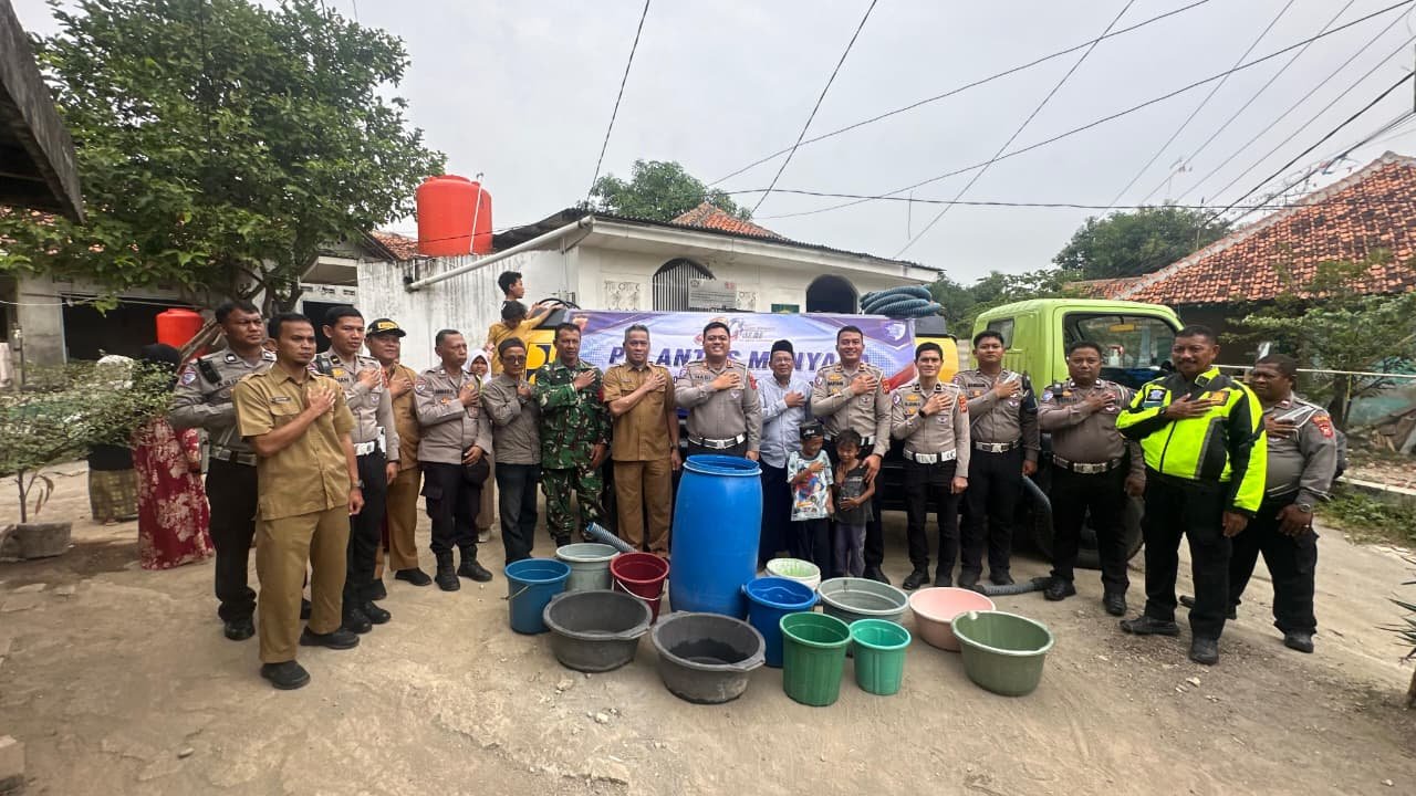 Polres Cirebon Kota Distribusikan Air Bersih ke Warga Argasunya