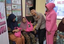 Seorang Nenek Doakan Kapolresta Cirebon jadi Jendral dalam HUT Bhayangkara ke-80 di Polsek Waled