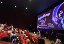 Ratusan Warga Padati Nobar Ghost Buzzer di Cirebon, Film Horor Ramah Anak Curi Perhatian Keluarga