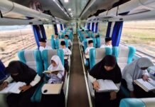 KAI Daop 3 Cirebon Gelar Ngaji dan Doa Bersama Anak Yatim di Atas Kereta Api