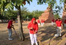 Sambut HUT ke-81 RI, Bapas Cirebon Bersihkan Alun-alun Kejaksan