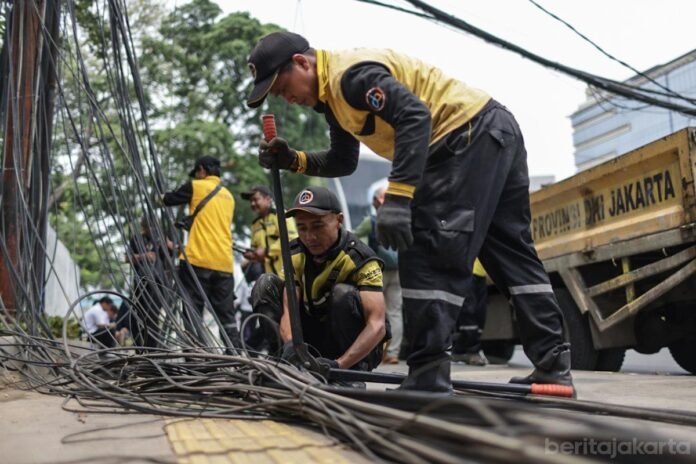 Kabel Udara Sepanjang 1.161 Meter di Jalan Proklamasi dan Penataran Ditertibkan