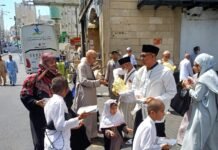 Jamaah Umrah Yayasan UGJ Cirebon Tutup Perjalanan di Tanah Suci dengan Jumat Berkah dan Wakaf Al-Qur’an